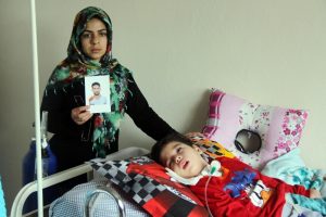 Batan teknede eşini kaybetti, oğlu yaşam savaşında