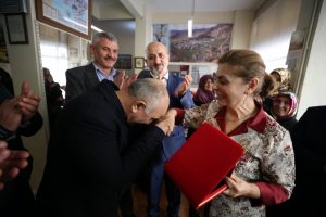İlk &ouml;ğrencileriyle 42 yıl sonra Bursa'da buluştu