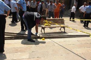 Kayınbiraderini cami avlusunda &ouml;ld&uuml;rd&uuml;
