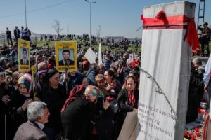 Gazi Mahallesi'nde &ouml;lenler y&uuml;r&uuml;y&uuml;şle anıldı