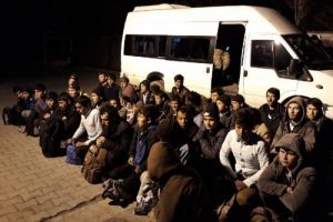 Van'da park halindeki minibüste kaçak göçmenler yakalandı