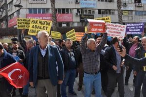 İzmirli esnaf Bayraklı Belediye Başkanını istifaya çağırdı