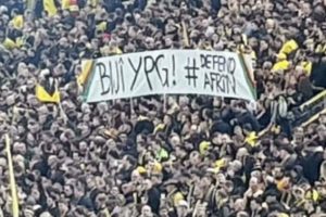 Dortmund ma&ccedil;ında ter&ouml;r &ouml;rg&uuml;t&uuml;ne destek pankartı