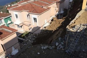 Bursa'da çöken istinat duvarı villalara zarar verdi