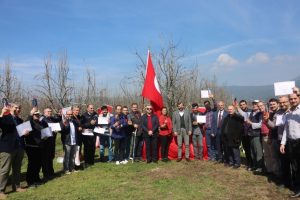 Bursa'da armut bahçesinde sertifika töreni