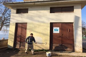 Bursa'da okul bahçesindeki çirkin duvar yazıları boyanarak kapatıldı