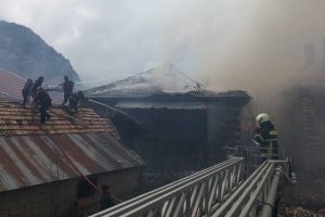 Konya'da ateşle kontrol edilirken patlayan tüp evi kül etti