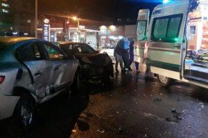 2 otomobil çarpıştı: 1'i çocuk 6 yaralı