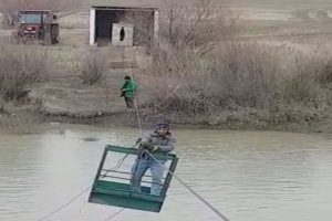 Tehlikeli yolculuk! Aras Nehri'ni ilkel teleferikle geçiyorlar