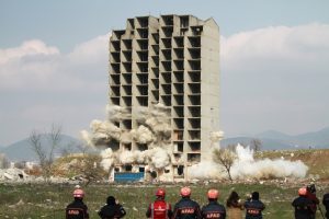 Bursa'da 300 kilo dinamitle yıkılmayan binanın yıkılma anı kamerada&nbsp;