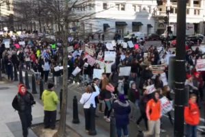 ABD'de öğrenciler silah yasasını protesto etti