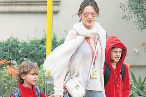Alessandra Ambrosio yağmura yakalandı