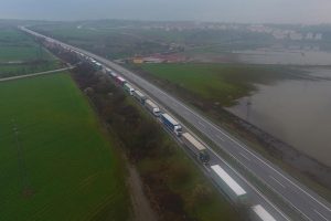 Kapıkule'de 24 kilometrelik tır kuyruğu oluştu