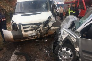 İş&ccedil;i servisi ile hafif ticari ara&ccedil; &ccedil;arpıştı! &Ccedil;ok sayıda yaralı var