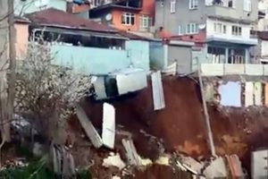 Ara&ccedil; inşaata yuvarlandı, s&uuml;r&uuml;c&uuml; son anda kurtuldu