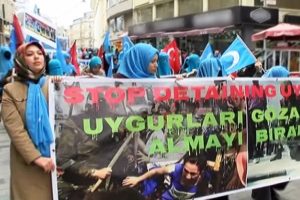 700 kişi Doğu T&uuml;rkistan i&ccedil;in y&uuml;r&uuml;d&uuml;