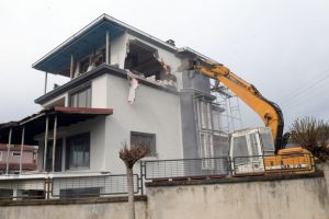 Bursa'da villanın ka&ccedil;ak katı balyozla yıkıldı