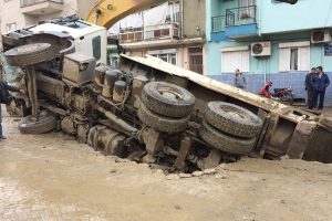 Yol &ccedil;&ouml;kt&uuml; kamyon &ccedil;ukura d&uuml;şt&uuml;
