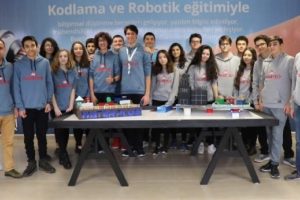 Liseli &ouml;ğrenciler su tasarrufu yapan robot geliştirdi