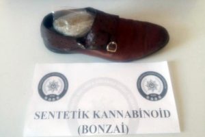 Ayakkabı i&ccedil;inde uyuşturucu ele ge&ccedil;irildi!