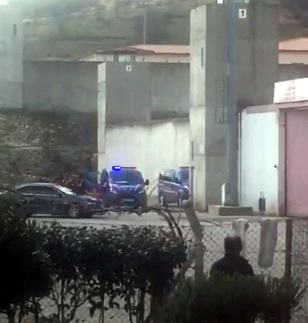 Cezaevine alınmayınca, otomobiliyle girdi!