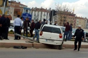 Otomobilin devirdiği direk yayanın &uuml;zerine d&uuml;şt&uuml;!