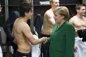 Mesut &Ouml;zil, Merkel'le olan fotoğrafını anlattı!