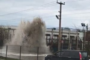Tonlarca su havaya fışkırdı