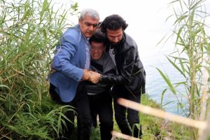 Falezlerde intihara kalkışan genci polis kurtardı