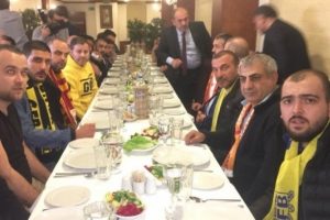 Derbi &ouml;ncesi iki takım taraftarları buluştu