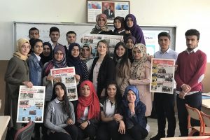 Lise &ouml;ğrencileri İngilizce gazete &ccedil;ıkardı