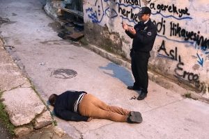 Sokak ortasında ceset bulundu, polis başında dua etti