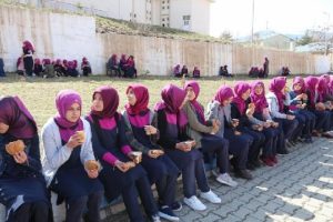 &Ouml;ğrenciler sadece hoşaf i&ccedil;ip, arpa ekmeği yediler