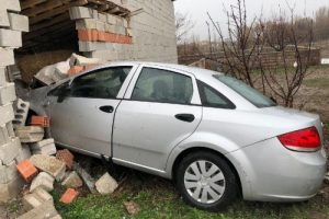 Otomobil samanlık duvarına &ccedil;arptı!