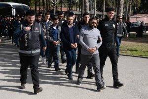 Adana'da su&ccedil; &ouml;rg&uuml;t&uuml; ş&uuml;phelileri adliyeye sevk edildi