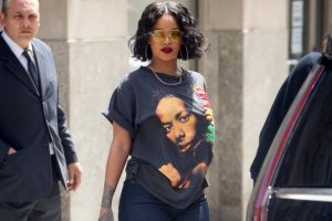Rihanna isyan etti: Kendinizden utanın!