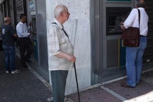 Yunanistan'daki kriz halkı 'sıkmaya' devam ediyor