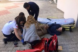 Polisi g&ouml;r&uuml;nce balkondan atladı, iki ayağını kırdı!