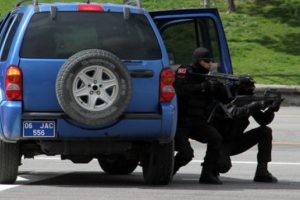 Jandarma'dan filmleri aratmayan g&ouml;r&uuml;nt&uuml;ler! 5 g&uuml;n s&uuml;r&uuml;yor...