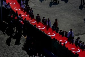Bursa'da &ouml;ğrenciler 400 metrelik T&uuml;rk bayrağıyla y&uuml;r&uuml;d&uuml;