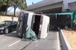 İstanbul'da hareketli dakikalar! TIR &uuml;st ge&ccedil;ide &ccedil;arptı...