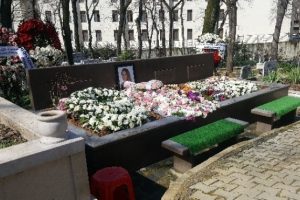 Mina Başaranın mezarı g&uuml;l ve &ccedil;i&ccedil;eklerle donatıldı