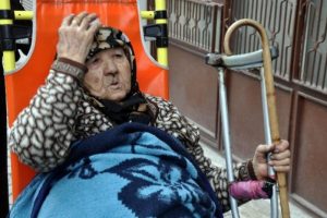 Yanan evden 'Kocam gelince beni bulamaz' diyerek &ccedil;ıkmak istemedi