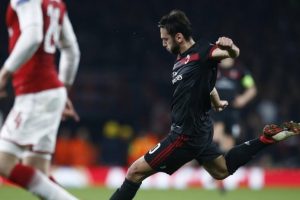 Hakan &Ccedil;alhanoğlu'ndan hakem eleştirisi