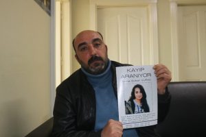 Kaybolan kızını her g&uuml;n sokak sokak arıyor