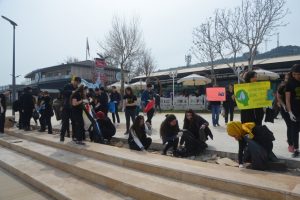 Bursa'da Mudanya'da &ouml;ğrenciler, sahilde kitap okudu