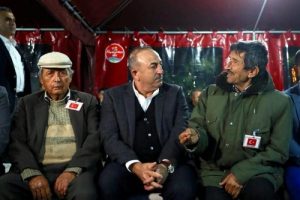 Bakan &Ccedil;avuşoğlu'ndan şehit ailesine taziye ziyareti