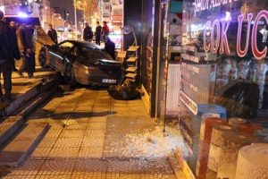 &Uuml;nl&uuml; caddede l&uuml;ks otomobil d&uuml;kkana girdi