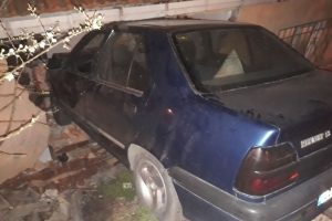 Freni boşalan otomobil yatak odasına girdi