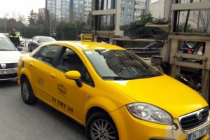 Kaza yapan ticari taksiden uyuşturucu &ccedil;ıktı